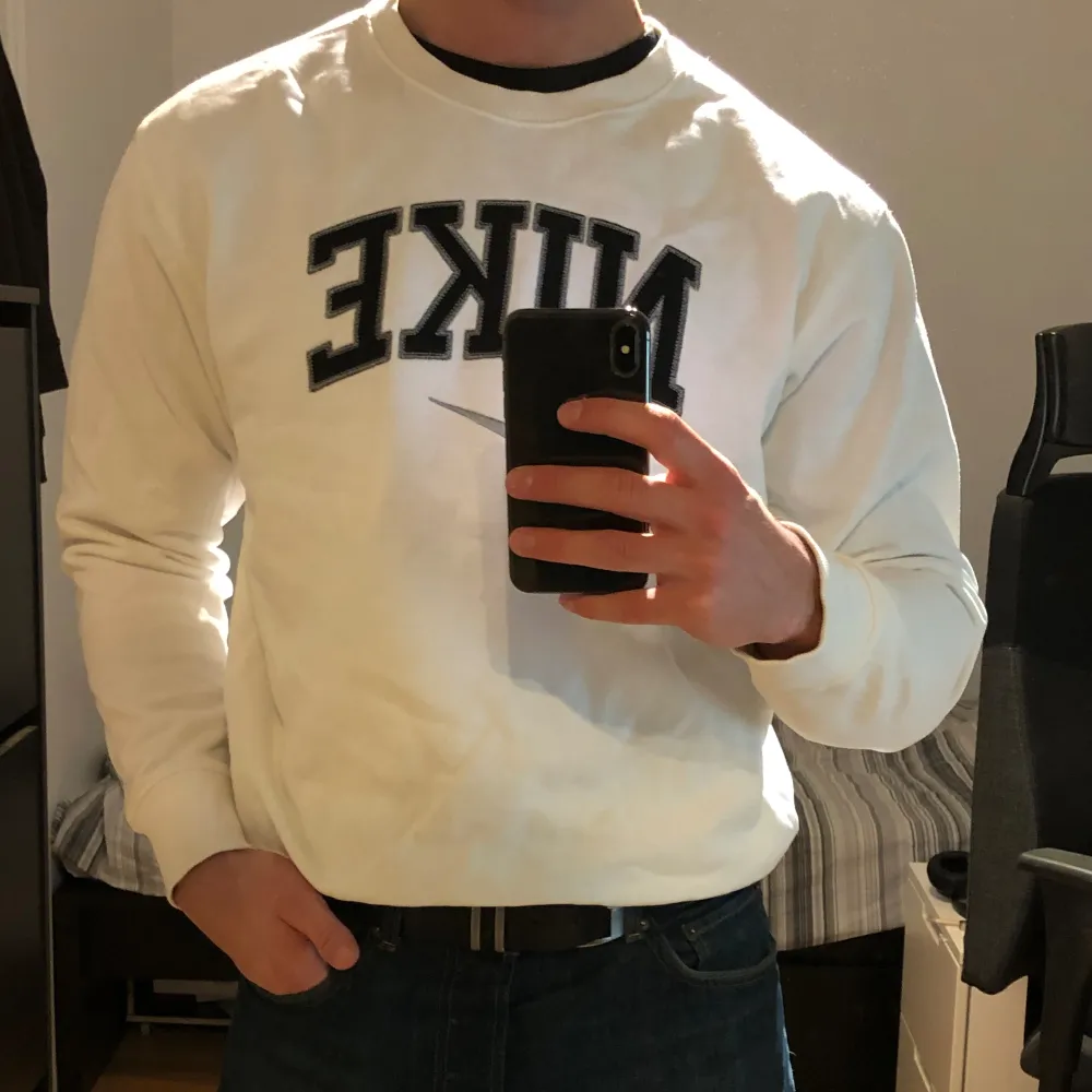 Vintage Nike sweatshirt i storlek M. Sitter som M/S. Väldigt bra skick, ingen defekt. Pris kan diskuteras. Tröjor & Koftor.