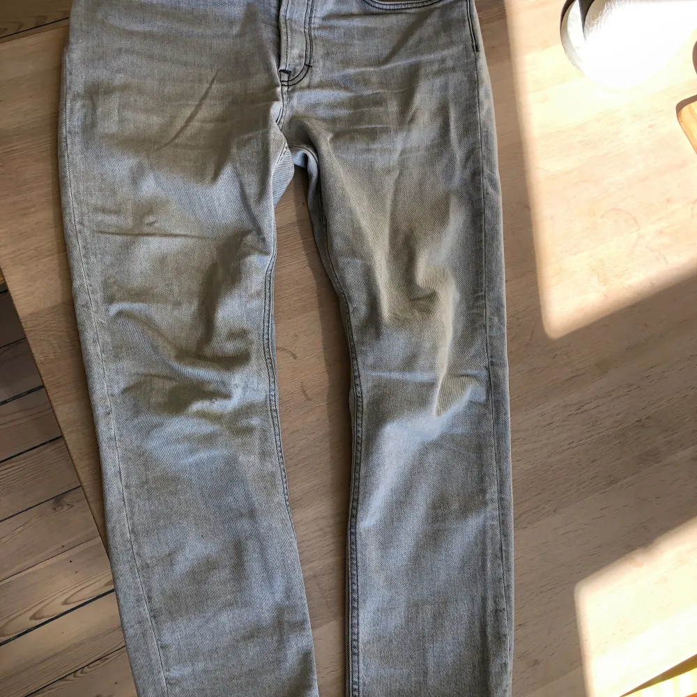 Köpte dessa Acne-jeans för något år sedan, är i jättefint skick, inga skador eller skavanker. Passformen va inte helt min stil. De är slim fit (men ej skinny) med höga anklar, se sista bilden. Mycket tunna, perfekta sommarjeans!. Jeans & Byxor.