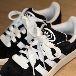  Adidas campus 00s - Riktigt fräscha campus dom e helt nya vi kan diskutera om priset genom snabb affär✅de inget fel på skorna de passar 42-44 kontakt mig för mer information 