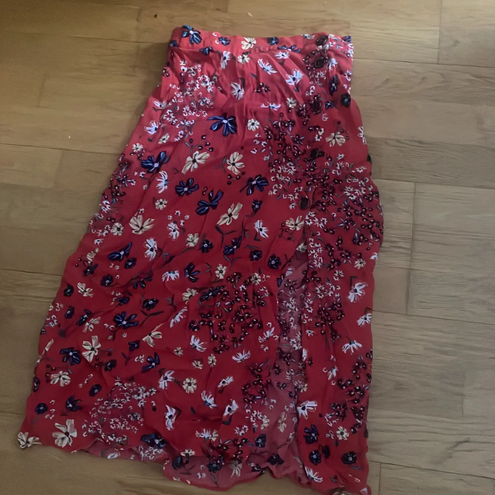söt hawaii kjol med slits i storlek 34, säljs inte längre. Köpt för runt 300 kr och den är i nyskick så säljs för 199 kr, pris kan diskuteras . Kjolar.