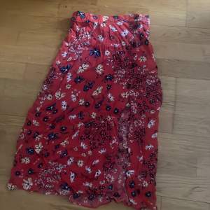 söt hawaii kjol med slits i storlek 34, säljs inte längre. Köpt för runt 300 kr och den är i nyskick så säljs för 199 kr, pris kan diskuteras 
