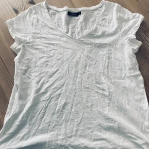 Tunn t-shirt - Kortärmad tunn t-shirt. Fint skick. Behov av att strykas. 