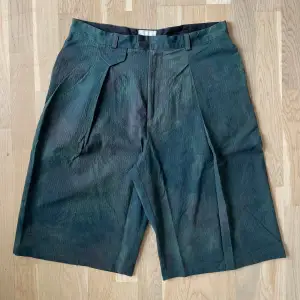 Lösa Sample shorts från danska modemärket Tonsure i storlek 32. Superfint material och svinnice lös passform. Perfekt sommarbyxa!  Hojta om du undrar något :)  Bästa💥