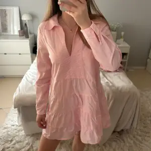 supersöt rosa klänning från zara, inte kommit tillanvändning därav så säljer jag den🩷 perfekt nu till sommaren