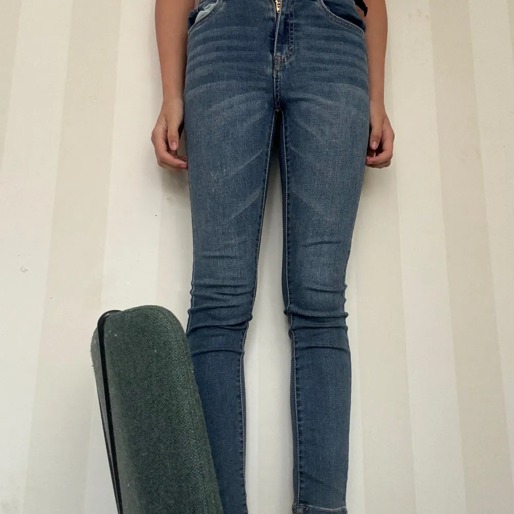 Säljer denna Levis jeans då de är för små för mig, ett av spännena har lossnat,. Jeans & Byxor.