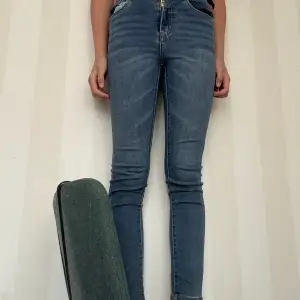 Säljer denna Levis jeans då de är för små för mig, ett av spännena har lossnat,