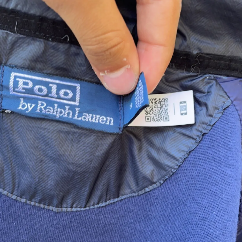 En Polo Ralph Lauren jacka storlek M inga skador eller defekter på den, Den kostar 2272 på hemsidan. Jackor.