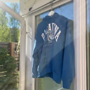 Säljer denna ljusblå hoodie med tryck på Strl S Färg ljus blå Pris 70