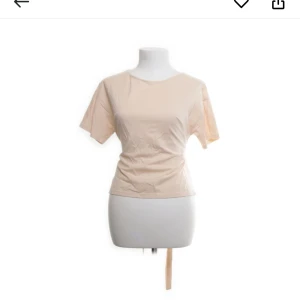T shirt med öppen rygg  - Jättefin tröja som är öppen i ryggen och man kan knyta både fram och bak! Jättebra skick💕