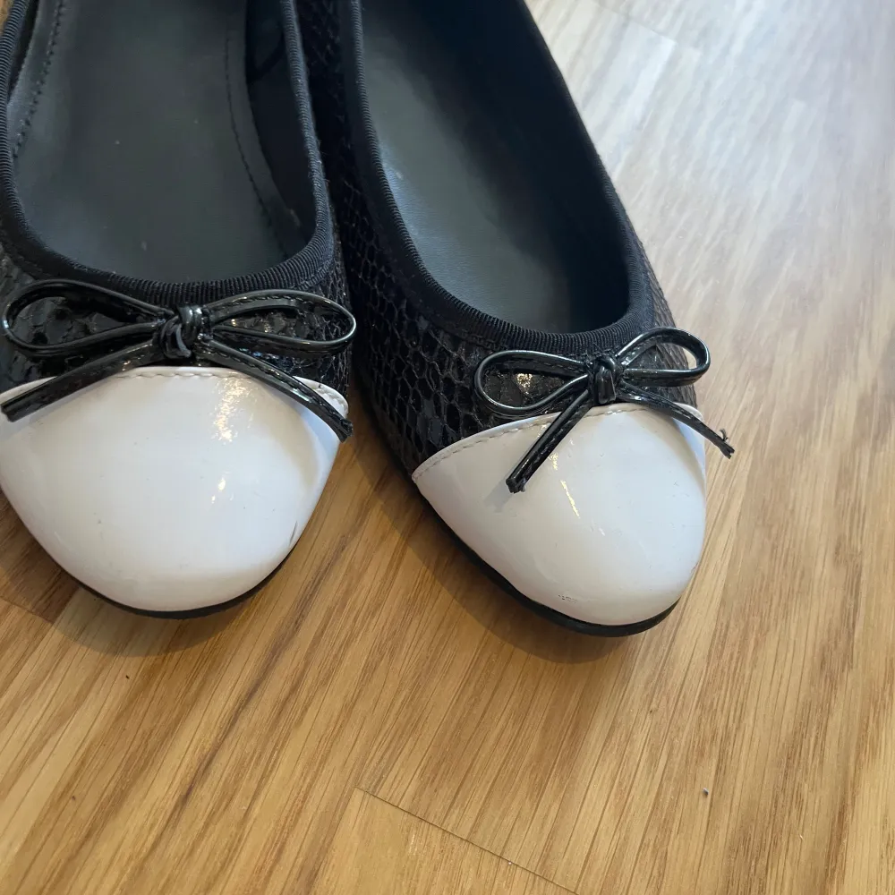 Svart vita ballerina skor från H&M. Köpte på Plick men dom är tyvärr för stora för mig. . Skor.