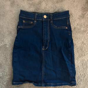 Jeans kjol från Gina tricot. Storlek S men sitter som XXS/XS