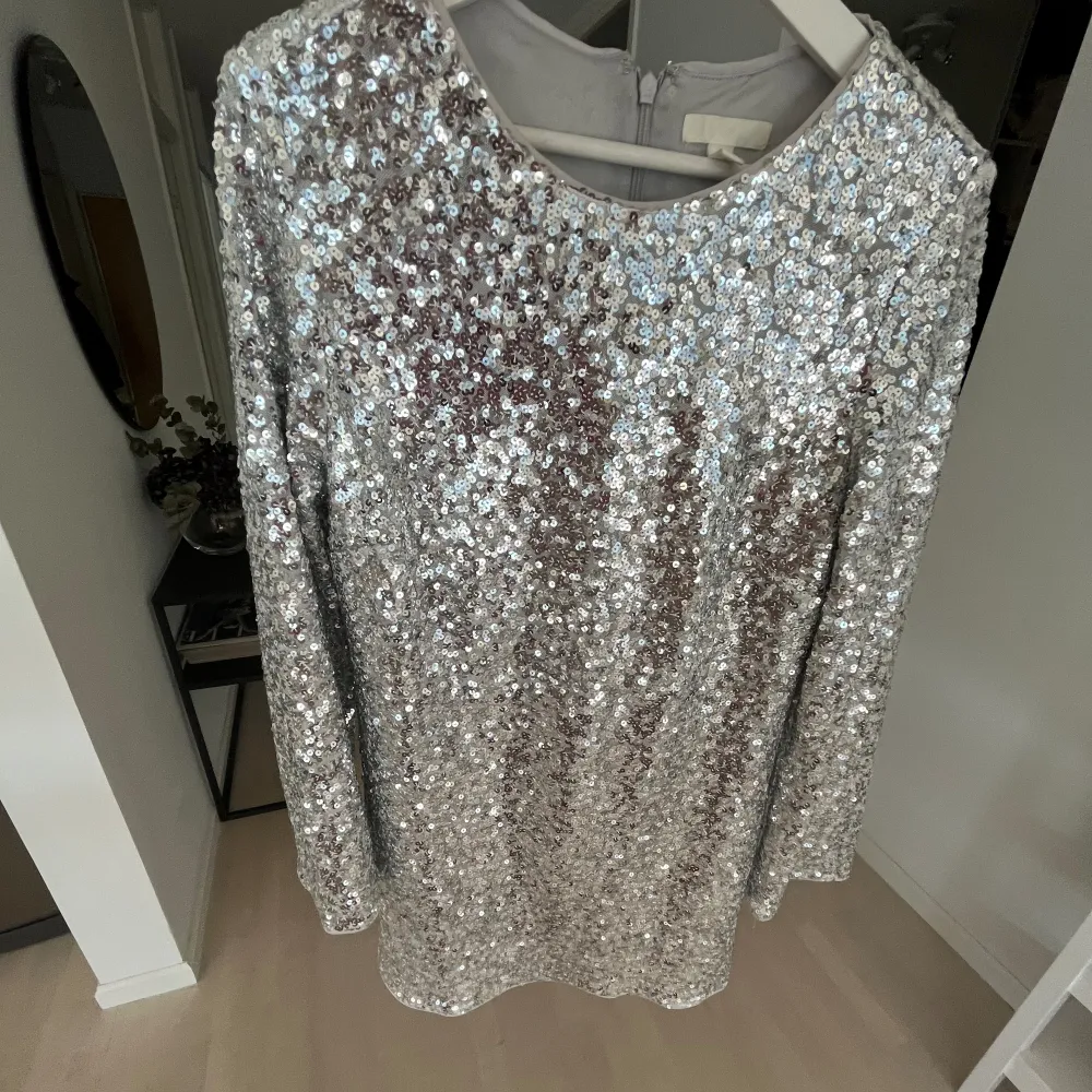 Säljer denna snygga glitter klänning från hm!! Super cool till fest, nyår eller liknande sammanhang💃🏼🪩Använt en enda gång på studentskiva🙏🏼. Klänningar.