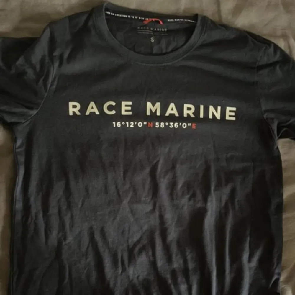 Säljer denna sjukt snygga Race Marine t shirten! Sjukt bra skick använd fåtal gånger. Storlek S. Skriv om vid funderingar . T-shirts.