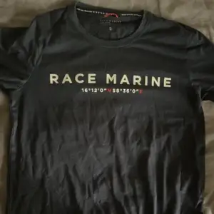 Säljer denna sjukt snygga Race Marine t shirten! Sjukt bra skick använd fåtal gånger. Storlek S. Skriv om vid funderingar 