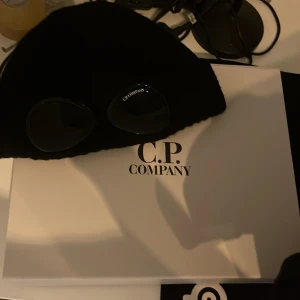 CP mössa - Tjo,säljer denna svarta CP mössa också känd som ”Fotbolls mössa”populär och sällsynt jag säljer denna produkt för 1200kr!med box och såklart är den äkta