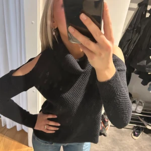 Off-shoulder tröja med polokrage strl 34 - Jättesnygg!! I storlek 34 men passar mig som vanligtvis är en 36!! Sparsamt använd!!