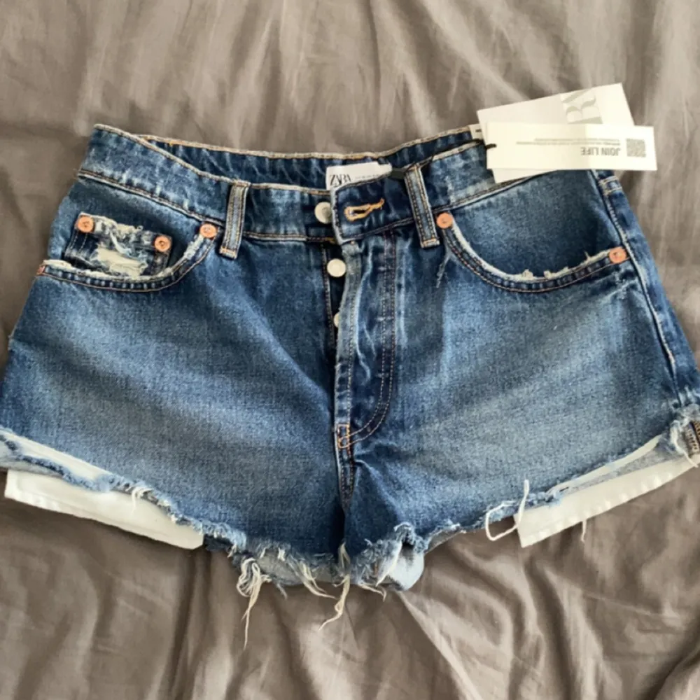 Säljer mina nya zara mid rise shorts då jag har för många likadana. Så snygga om lite mer low waist än mid waist så perfekta för sommaren! Bara att skriva vid funderingar!💗. Shorts.