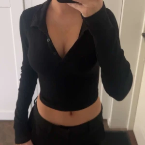 tröja/ sommar topp - söt tröja som är i jötte vra skick, säljer då jag tröttnat på den o priset kan sänkas om affären går fort💕💕