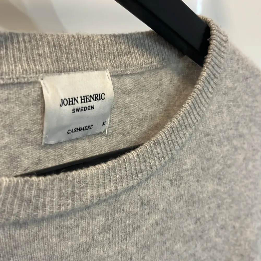 Skön tröja från John Henric. Inte använt mycket så väldigt fint skick. Hör av er vid  flera frågor 🙌. Tröjor & Koftor.