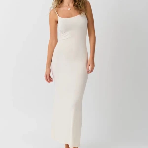 Klänning  - Säljer denna fina skims dupen från Gina då den inte kommer till användning. Köpt för 300 använd ca 5 ggr utan defekter. Skriv för fler bilder