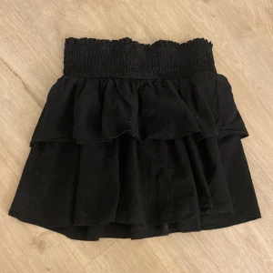 Svart volang kjol - Svart volangkjol. Använd Max 3 gånger, inprincip nyskick💞