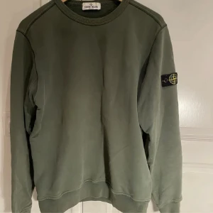 Stone island tröja  - Oliv grön stoneisland junior tröja Junior storlek den sitter som small  Har ni frågor så är det vara att höra av er!