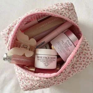 Necessär blommig  - Oanvänd och rymlig necessär 