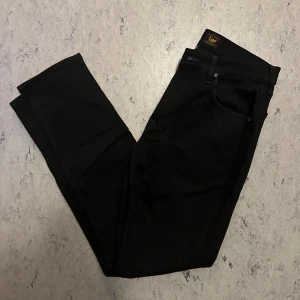 Lee Jeans - Lee jeans väldigt sparsamt använda. Inga fel, hål eller anmärkningar. Som nya!   Väldigt fina jeans, ett måste i alla garderober!  Storlek: W29 L32