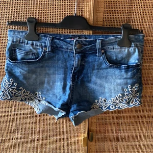 Jeansshorts💗 - Shorts med detaljer🤩