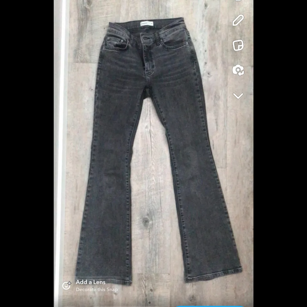 Gråa bootcut jeans från Gina tricot, mid waist och lite stretchiga💕. Jeans & Byxor.