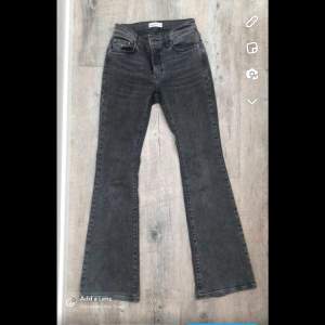 Gråa bootcut jeans från Gina tricot, mid waist och lite stretchiga💕
