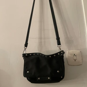 Noella väska  - Mycket fin använd fåtal gånger, mycket  fräsch.