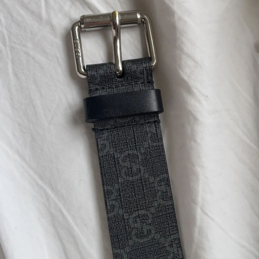 Säljer nu mitt gucci snake leather bälte som jag köpte i Venice 2018. Cond 8,5/10 . Accessoarer.