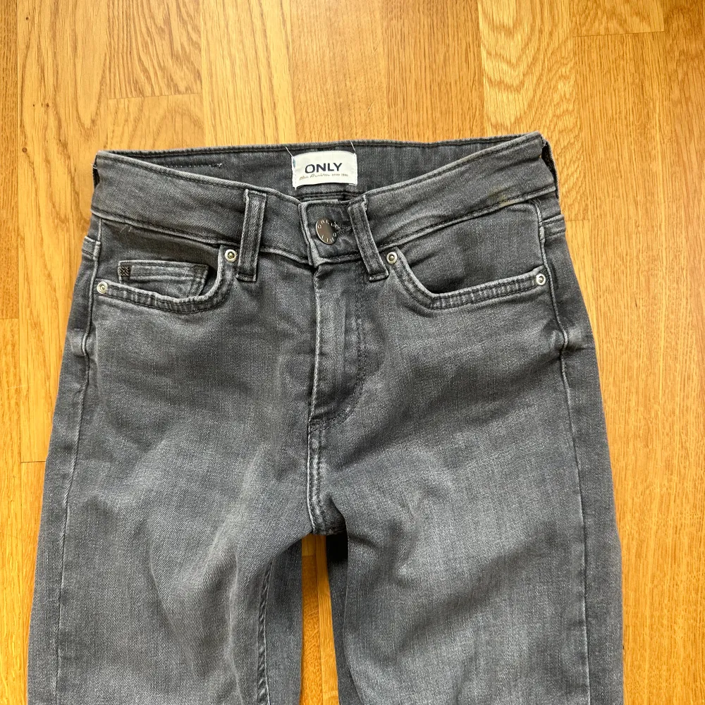 Supersnygga bootcut jeans som är oanvända pga att de är för små❤️ Stl XS eller 32, för specifika mått kom privat, eller om ni undrar något!. Jeans & Byxor.