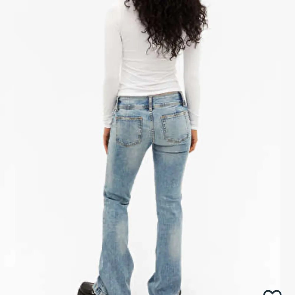 Säljer dessa helt slutsålda Monki jeans i nyskick! Så snygga, säljer då jag har ett par liknande. Jag är 169 cm och bär strl 36, dessa går lite nedanför hälen på mig för referens. Nypris: 499 kr. Skriv för mer info!💕. Jeans & Byxor.