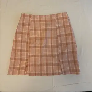 Super fin kjol från shein i stolek XS. Har två små slitsar på framsidan och dragkedja på höger sida. Aldrig använt pga att jag beställde fel stolek. 