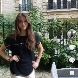 Blus med nitar - Svart blus med silvernitar från HM strl S/M. Går inte att köpa längre 