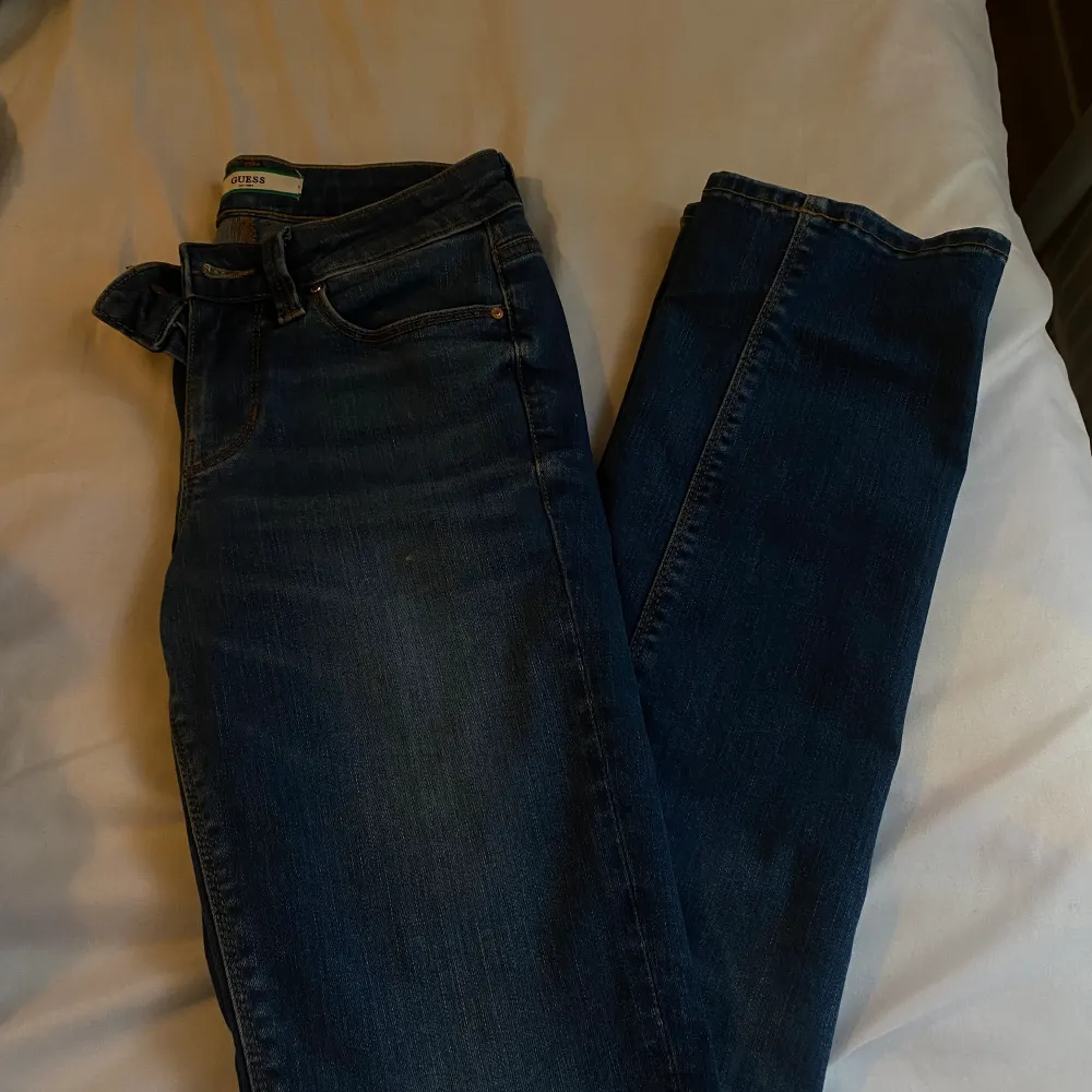 Änvända en gång bara då de är för långa för mig har korta ben är 160. Storlek ser ni det är 24/ passar XS, väldigt fina med Guess detaljer köpt i Guess butik har prislappen kvar. Kan frakta eller mötas i Västerås. Nypris var ca 1000kr . Jeans & Byxor.
