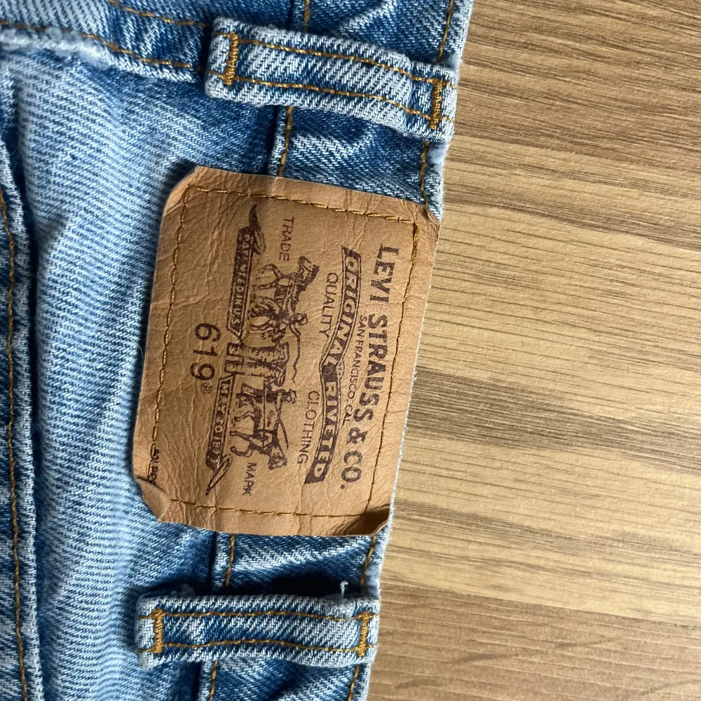 Vintage Levi's jeans med slitningar i bak! Stl 31/32 men skulle säga att dom är små i storlek. Jag är vanligtvis en S/M på byxor. . Jeans & Byxor.