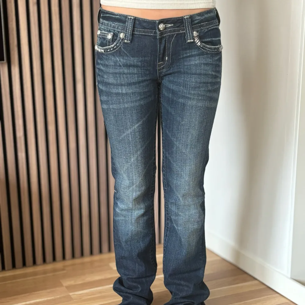 Lågmidjade bootcut jeans från Miss Me. Snygga fickor med knappar. Perfekt skick. Mått: Innerbenslängd: 88cm   Midjemått rakt över: 34,5cm Midjemått: 78cm Modellen är 166cm lång. Skriv gärna ifall du har några frågor! 💗. Jeans & Byxor.