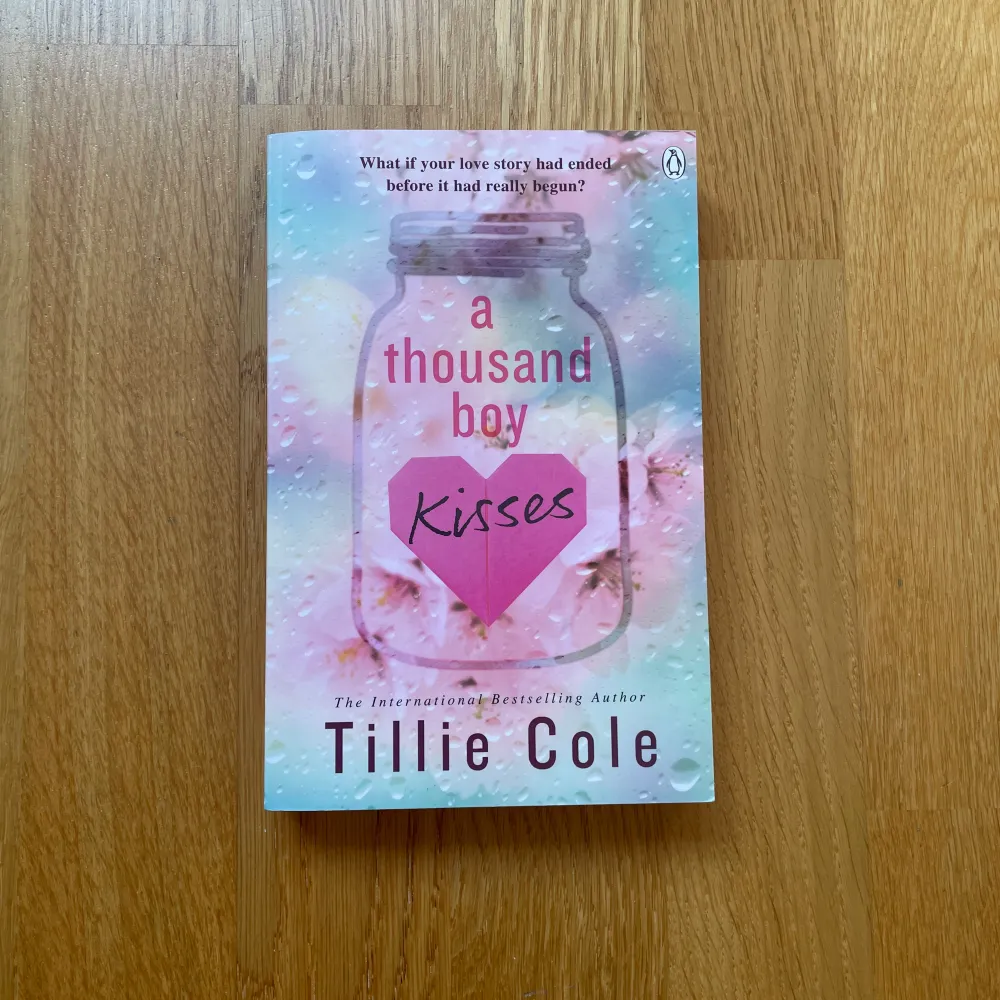 A Thousand Boy Kisses av Tillie Cole. Nypris på Adlibris 104kr.. Övrigt.