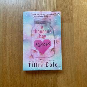 A Thousand Boy Kisses av Tillie Cole. Nypris på Adlibris 104kr.