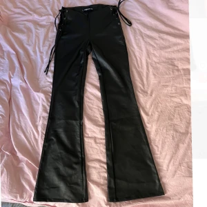 Lowrise läderbyxor - Väldigt lågmidjade, bootcut och stretchiga. Nyskick🩷