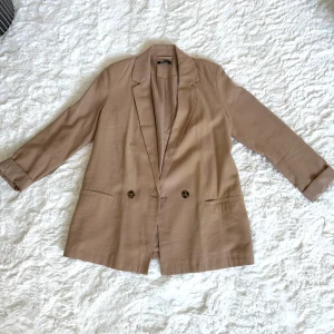 Kavaj - Kavaj från Ginatricot i storlek 34, använd Max 3 gånger. Rättvis färg på sista bilden