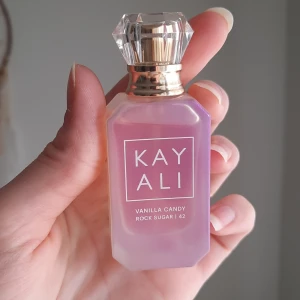 Kayali vanilla rock sugar - Kayalis nya parfym, Vanilla rock sugar! 10 ml🍦🍭🍐Söt, vaniljig parfym med hint av päron och bubblegum. Endast provat 2 ggr men faller mig tyvärr inte i smaken. Vanilla 28 lillasyster