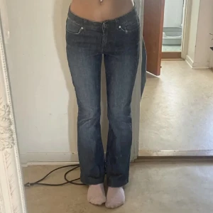 Lågmidjade Jeans  - Säljer dessa ursnygga jeans då de tyvärr blivit för stora på mig. uppsydda ca 5 cm men går att sprätta. Lånade bilder, skriv för mer info💗