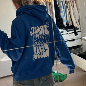Hoodie - Säljer min fina blå Hoodie!! Använd 3 gånger 