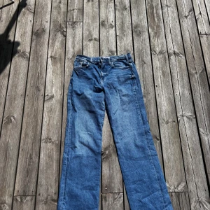 Frame Jens - Medelhöga i midjan, och sitter bra. Är 175 och dessa är ner till marken på mig. Sparsamt använda och i mycket fint skick.Nypris ligger strax över 3000.