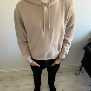 Beige Hoodie  - Storlek S men passar också M⭐️ Köp från HM oanvänd sen dess