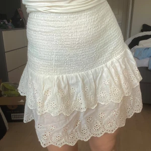 Volangkjol - Säljer min supersöta broderade volangkjol då den blivit för stor för mig. Kan bäras både uppvikt och nervikt beroende på vad man gillar!